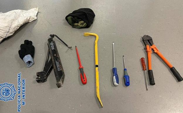 Tools used in the attempted robbery. 