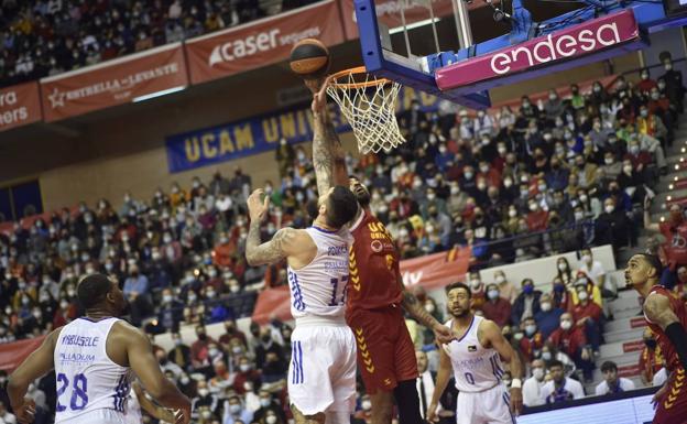 El UCAM cae ante el líder
