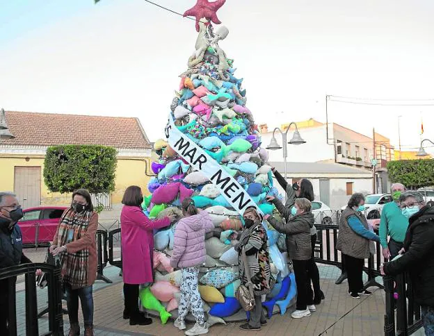 Neighbors of La Palma decorate the Christmas tree in the Plaza del Tabernero with recyclable materials. 