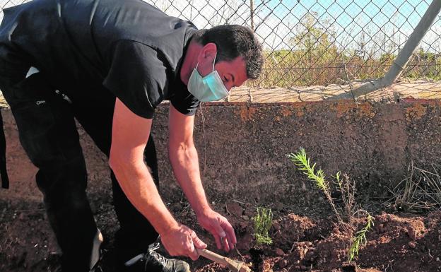 Un huerto en el que florecen la inclusión y la autonomía
