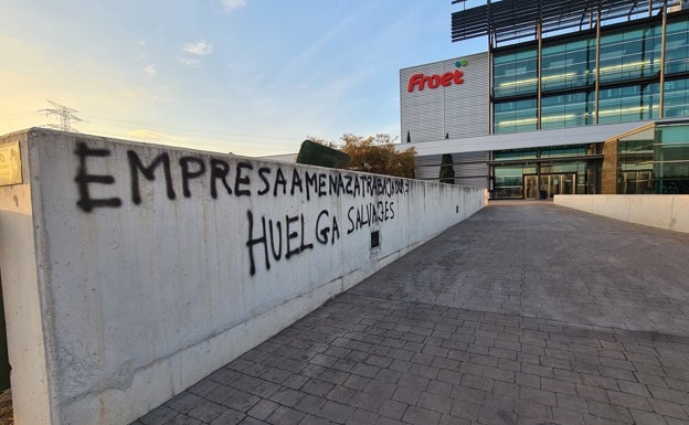 La huelga sindical en el transporte se calienta con pintadas en la sede de Froet