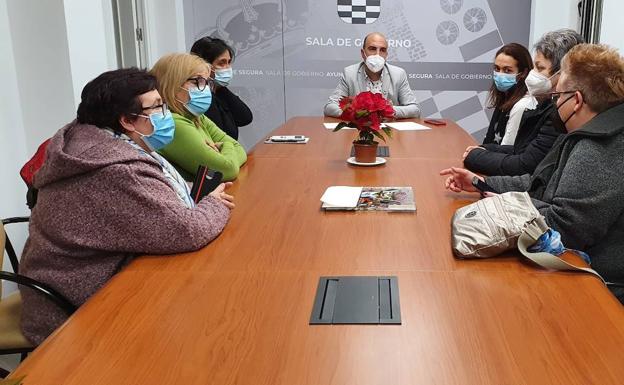 Las empleadas del hogar de Altorreal y La Alcayna bloquearán el transporte si no les devuelven el servicio de bus con Murcia