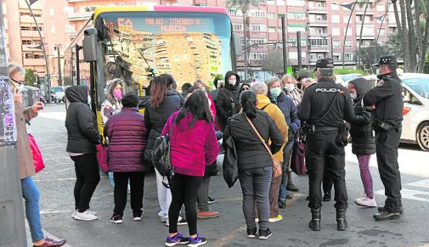 Employees of the home of the Molina urbanizations stop a bus on line 5A on December 3. 