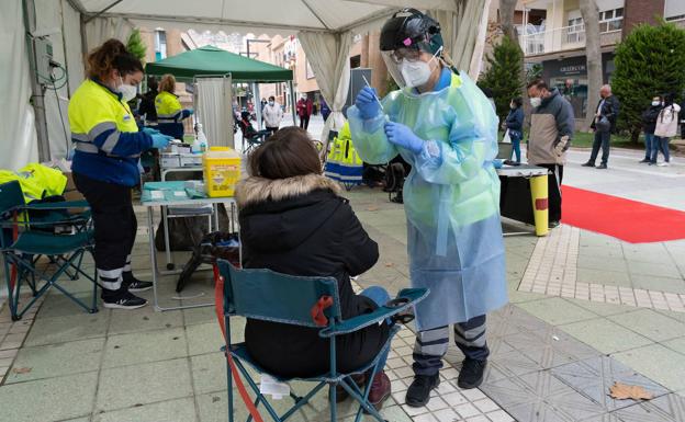 La Región de Murcia vuelve a sumar más de 1.700 positivos de Covid en un día con un fallecido