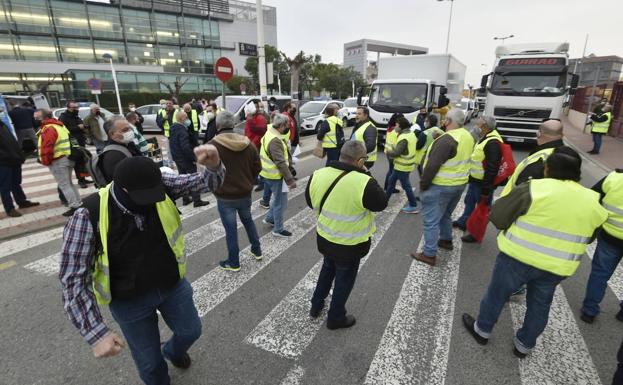 Arranca la huelga de transportistas con piquetes frente a la sede Froet