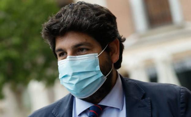 López Miras aboga por cumplir la normativa actual en el uso de la mascarilla