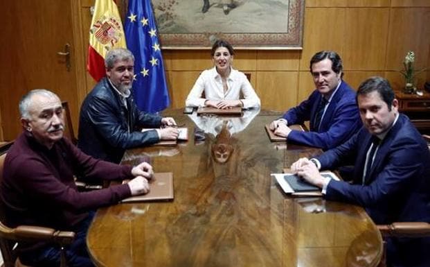 Minister Yolanda Díaz, together with the leaders of UGT, CC OO, CEOE and Cepyme. 
