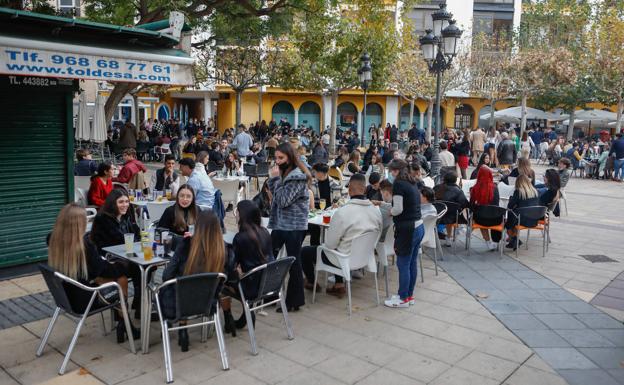 Sancionan a dos bares de Lorca por tener gente bailando en su interior en Nochebuena