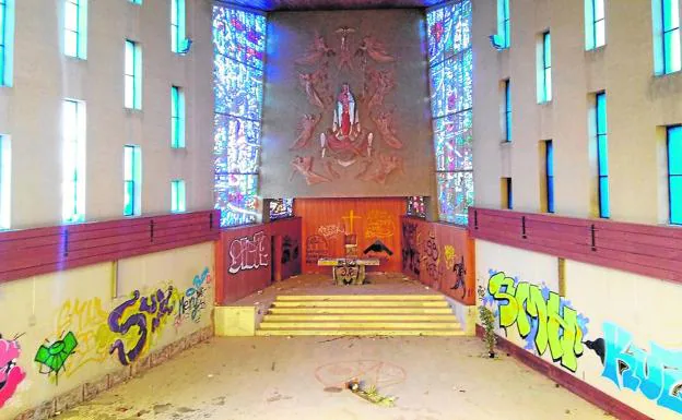 Interior of the church of the Espinardo complex, full of graffiti.  The sculptural ensemble of the main altar is the work of Juan González Moreno. 