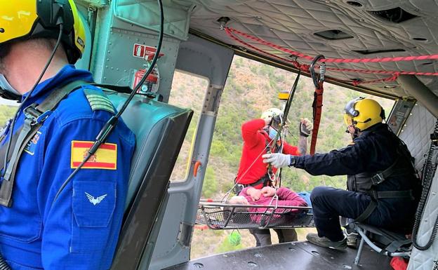 Rescatan en helicóptero a una senderista accidentada en la Sierra de Columbares, en Murcia