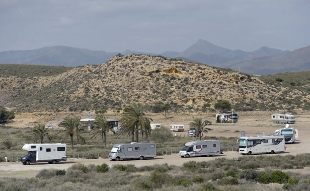 Críticas al alcalde de Mazarrón por las caravanas que acampan en la playa de Percheles