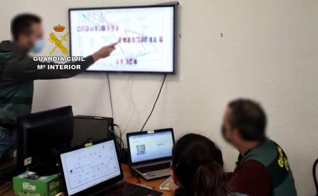 Cae una red dedicada a cometer estafas bancarias mediante mensajes de texto que actuaba en Murcia y otras provincias