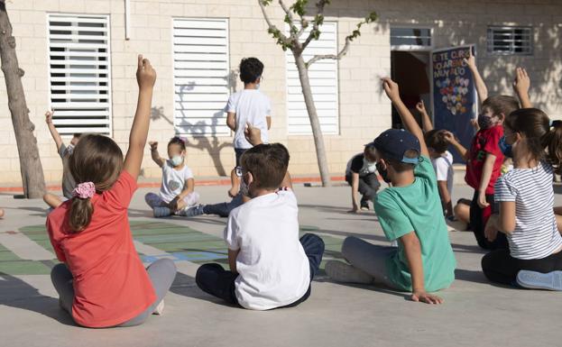 El pedáneo de Vox en Guadalupe despierta la polémica al regalar rosarios a los escolares