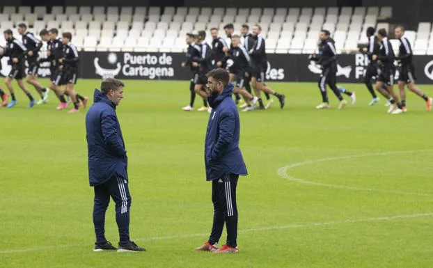 Luis Carrión and Domingo Cisma chat during a training session at Efesé, in a file image.