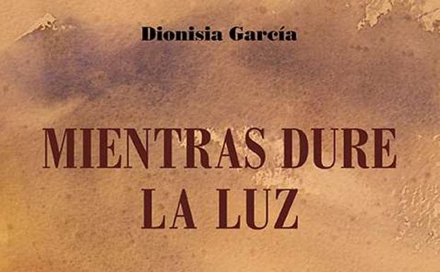 Cover of 'While the light lasts', by Dionisia García.