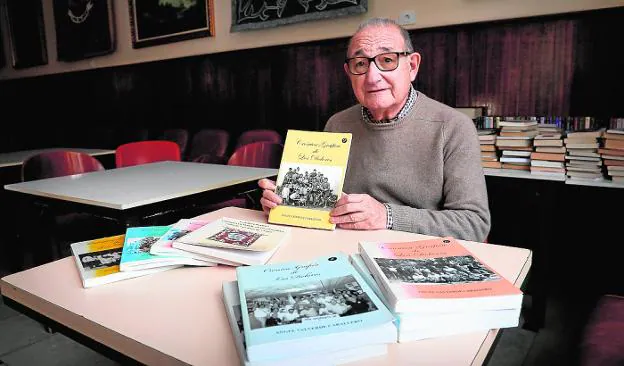 Ángel Valverde Caballero, with some of his books dedicated to his neighborhood. 