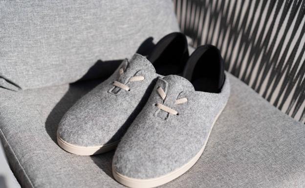 Así son las zapatillas murcianas fabricadas con botellas recicladas del mar