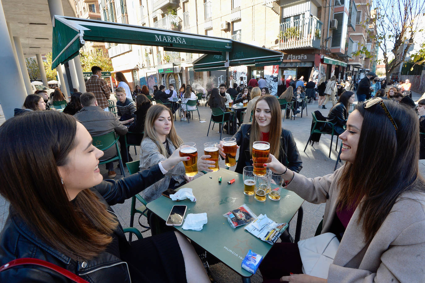 Murcia llena las terrazas en una 'Tardevieja' primaveral