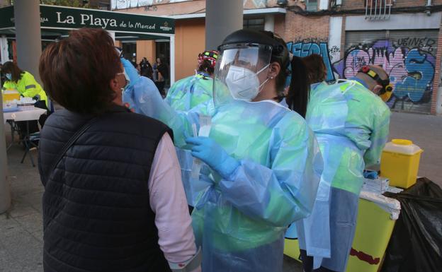 A woman undergoes an antigen test, this Thursday, in the Plaza de la Universidad de Murcia. 