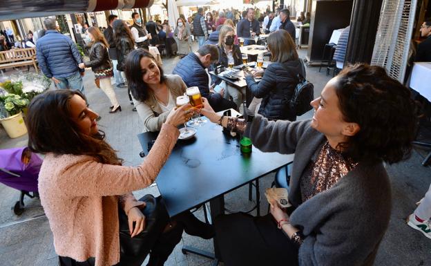 El tiempo primaveral llena las terrazas de Murcia en la 'Tardevieja'