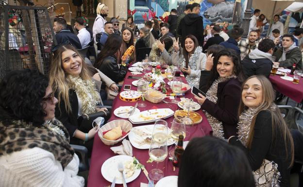 Las calles de Cartagena se llenan de gente en la 'Tardevieja' pero sin las aglomeraciones de hace una semana