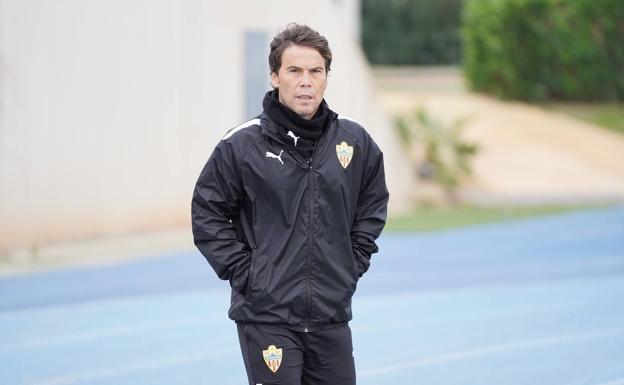 Rubi, técnico del Almería: «El 50% de la plantilla no está disponible»