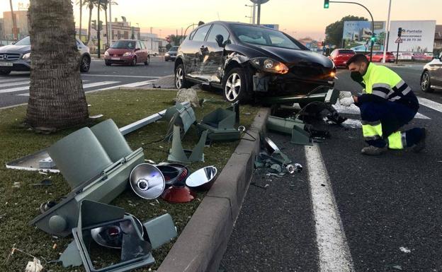 Un vehículo derriba un semáforo en un aparatoso accidente de tráfico en Murcia
