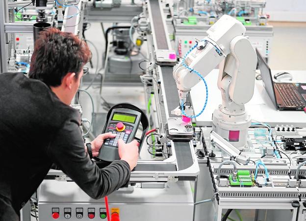Una de cada cinco fábricas murcianas cuenta ya con especialistas digitales