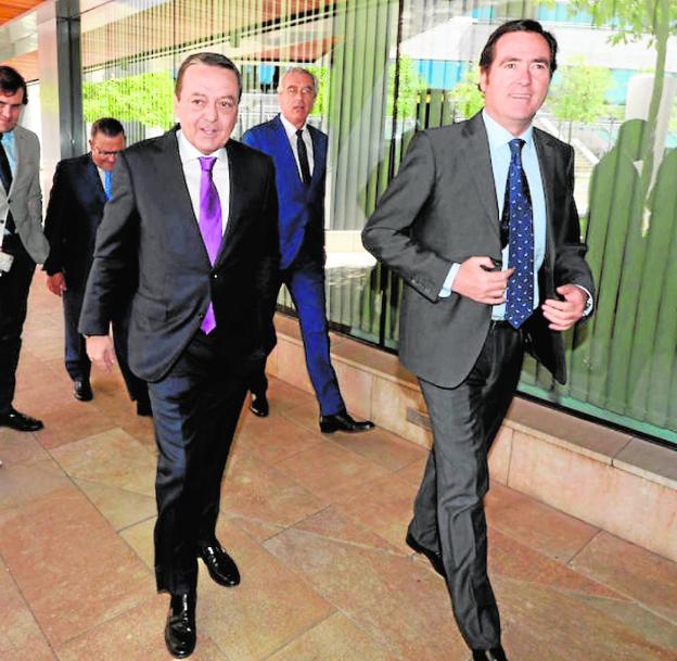 José María Albarracín and the president of the CEOE, Antonio Garamendi, during his visit to Croem. 