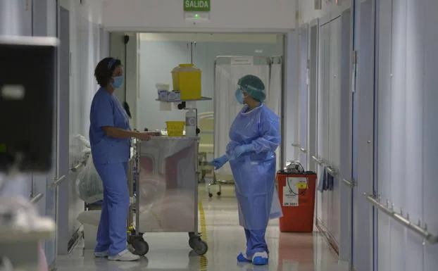 Two nurses in a corridor of the Reina Sofía hospital in Murcia.