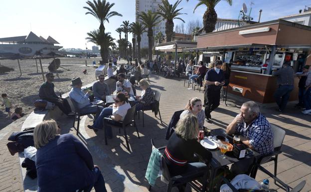 Dozens of people enjoy the good weather at Christmas on the coast of the Region.