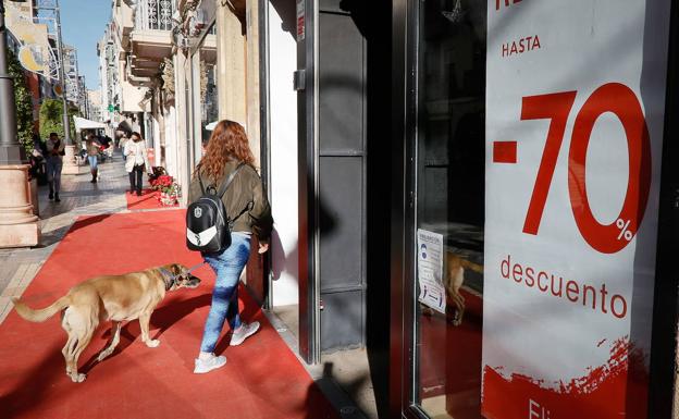 La campaña de rebajas generará un 5% más de empleos que el año pasado en la Región de Murcia, según Adecco