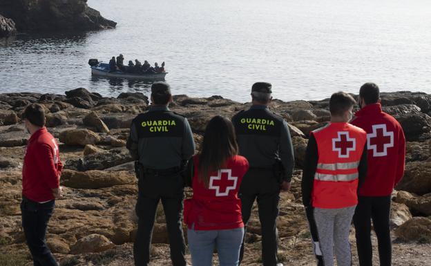 Diez inmigrantes llegan en una patera a Isla Plana tras varias horas tratando de evitar a la Guardia Civil
