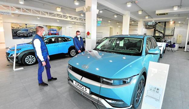 La subida del impuesto de matriculación pone en riesgo la venta de 1.700 coches en la Región de Murcia