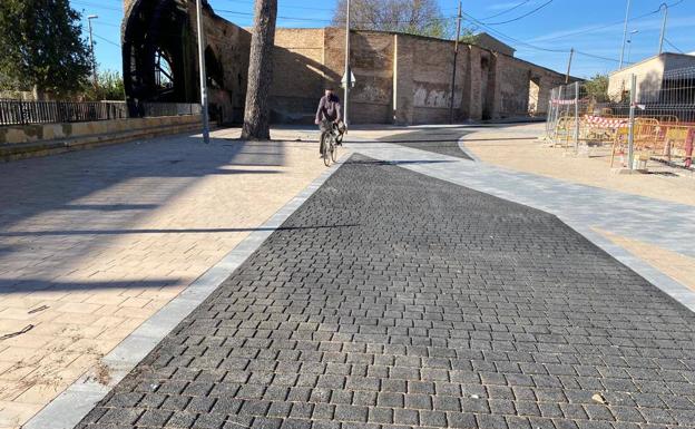 La remodelación del entorno de la rueda de La Ñora finalizará en primavera