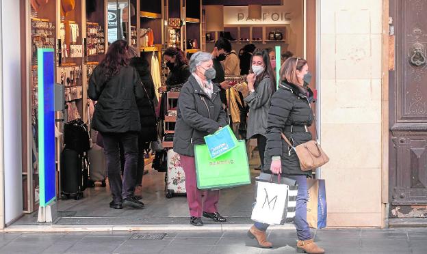Las rebajas y los Reyes animan las ventas en el comercio de Cartagena y alivian el descenso de diciembre