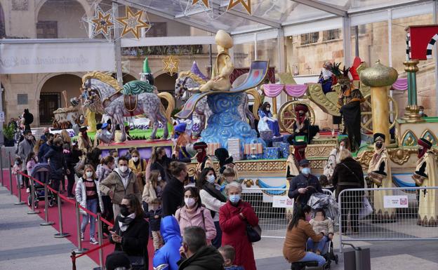 Los Reyes Magos reciben a cientos de niños bajo la carpa de la plaza de España de Lorca