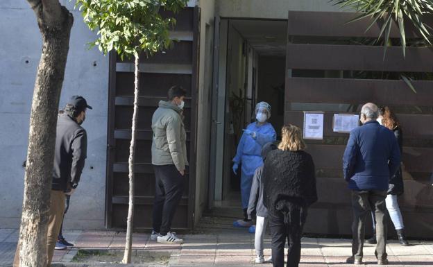 Las bajas laborales por la Covid se disparan casi un 700% en la Región de Murcia con el impacto de la sexta ola