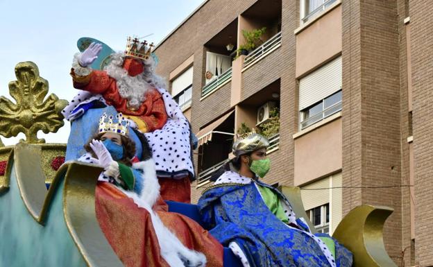Los Reyes Magos estrenan el día recorriendo las pedanías de Murcia en carroza