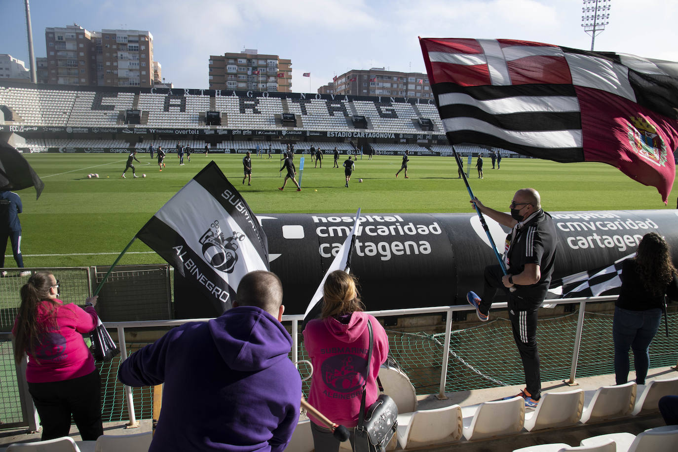 Medio millar de fieles arropan al Cartagena en el último entrenamiento