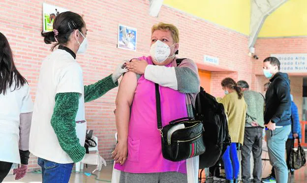 A nurse administers a dose of the vaccine yesterday at the Palacio de los Deportes in Murcia. 