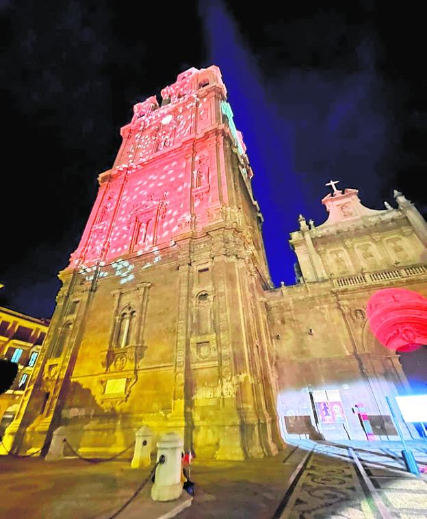 Luces de gala para la torre de la Catedral de Murcia