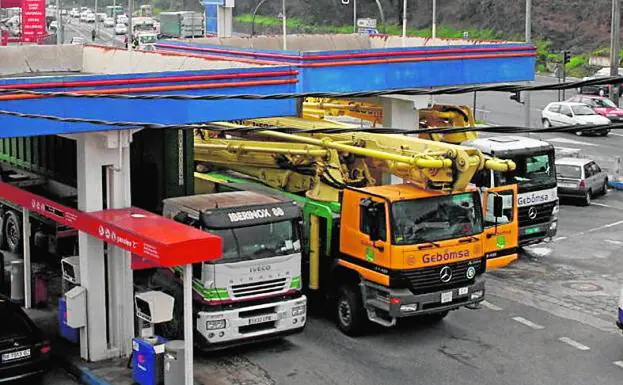 Los transportistas demandan a Repsol, Cepsa y BP por inflar los precios del gasóleo