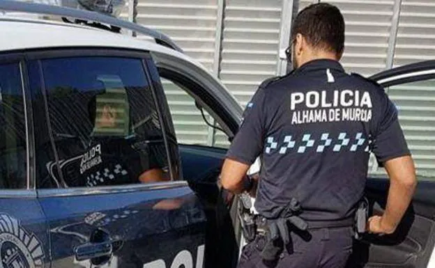 An agent of the Local Police of Alhama.