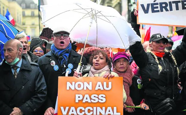 Thousands of people demonstrated this Saturday in the streets of Paris and other French cities against the health restrictions ordered by the Government.