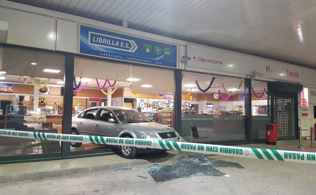 Asaltan una gasolinera con un alunizaje en Librilla y amenazan a la dependienta