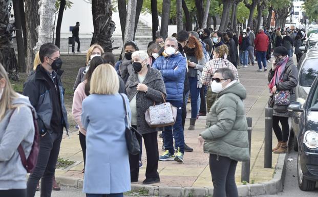 Salud vacuna a más de 1.500 docentes a solo un día del regreso a las aulas