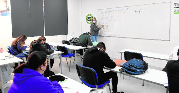 Students in a revision class at the CEM study center in Murcia. 
