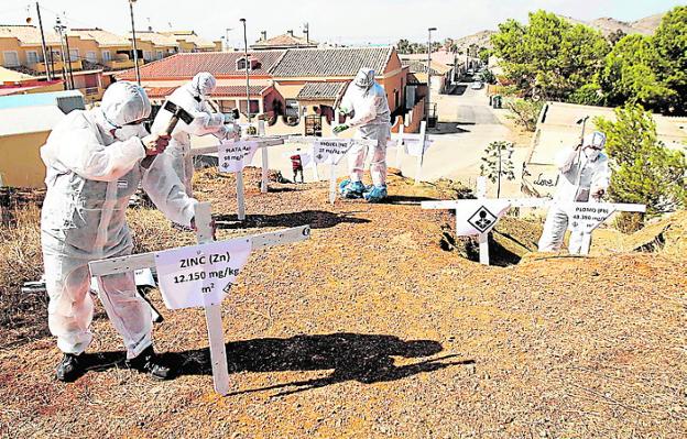 La restauración del solar que acogió los desechos pasa de la Comunidad al Ministerio