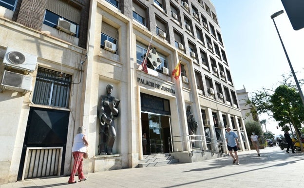 Juzgan en la Audiencia Provincial a 11 presuntos miembros de una red de traficantes de 'coca'